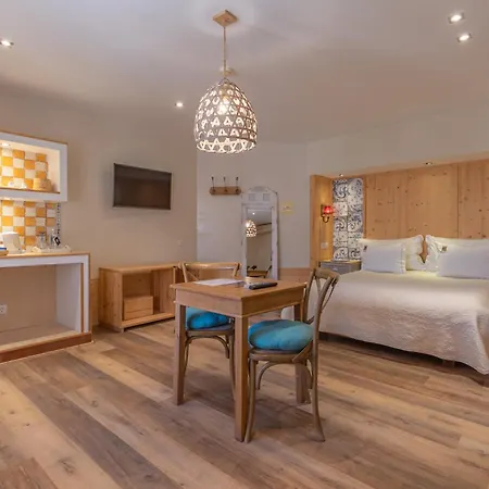 D. Dinis - Charming (adults Only) Lagos